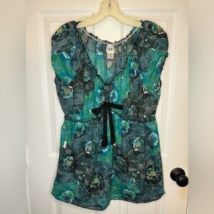 duo Maternity v-neck cotton blouse. Cap sleeves. Size XL. Floral print.